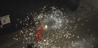 Correfoc amb els Diables i les Espurnes, en el marc de la Festa Major d’Hivern.