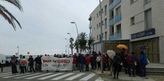 Cent persones caminen al Vendrell en contra la violència masclista