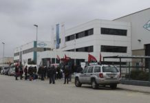 representants del sindicat CGT manifestant-se a les portes de l'empresa Gedia