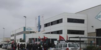 representants del sindicat CGT manifestant-se a les portes de l'empresa Gedia