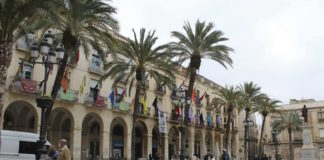 Plaça de la Vila amb banderes de les diferents entitats penjades dels balcons