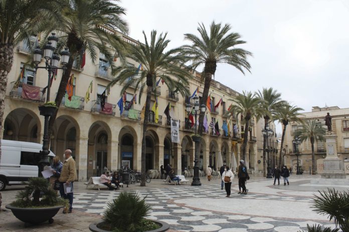 Plaça de la Vila amb banderes de les diferents entitats penjades dels balcons