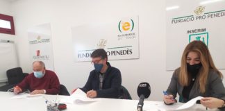 Signatura del conveni entre la Fundació Prop Penedès, Caàritas i l'associació Ressò