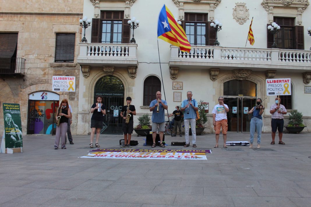 Els Músics per la Llibertat tocant davant l'Ajuntament de Vilafranca