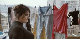 Projecció del documental “9-Month Contract”.