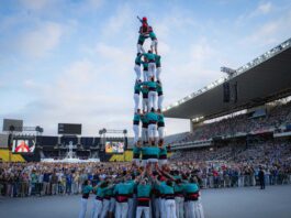 Els Castellers de Vilafranca actuen davant del Papa Lleó XIV a Montjuïc