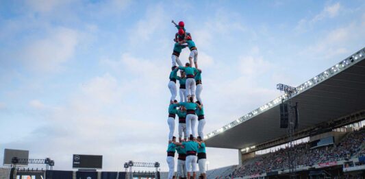 Els Castellers de Vilafranca actuen davant del Papa Lleó XIV a Montjuïc