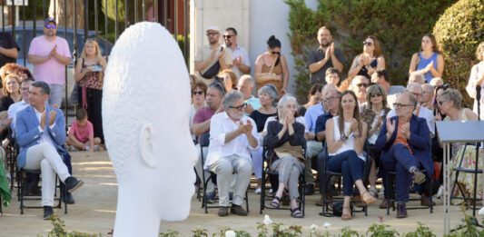 La ‘Yolandita’ de Jaume Plensa ja llueix als jardins del Museu Pau Casals