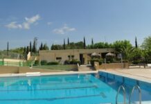 Disset afectats a la piscina de la Bisbal per una reacció causada per una barreja de productes químics