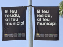 Calafell manté l’aposta pels contenidors oberts mentre mira de combatre «el turisme de brossa»